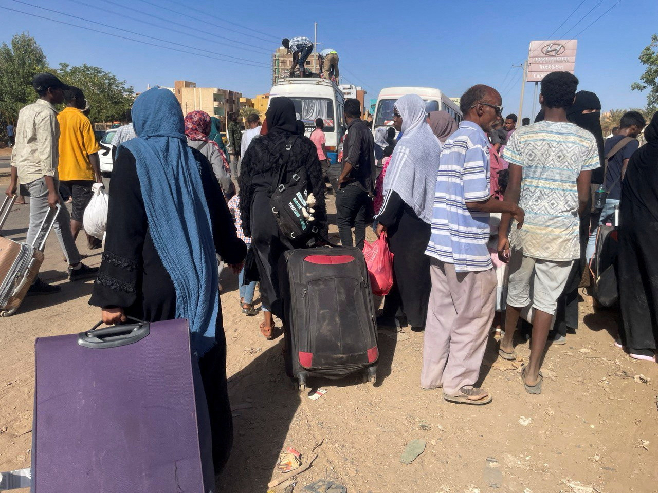 People gather at the station to flee from Khartoum during clashes between the paramilitary Rapid Support Forces and the army in Khartoum, Sudan April 19, 2023. REUTERS/El-Tayeb Siddig
