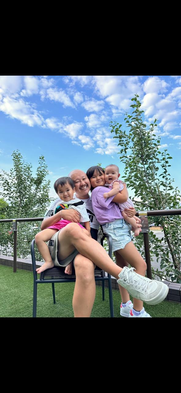 Naoki Oura and his daughters