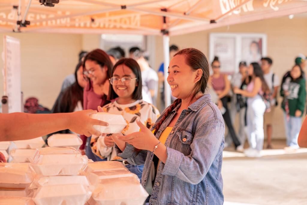 A Northern Marianas College student receives a free Thanksgiving lunch, courtesy of NMC’s Office of Stduent Activities and Leadership.