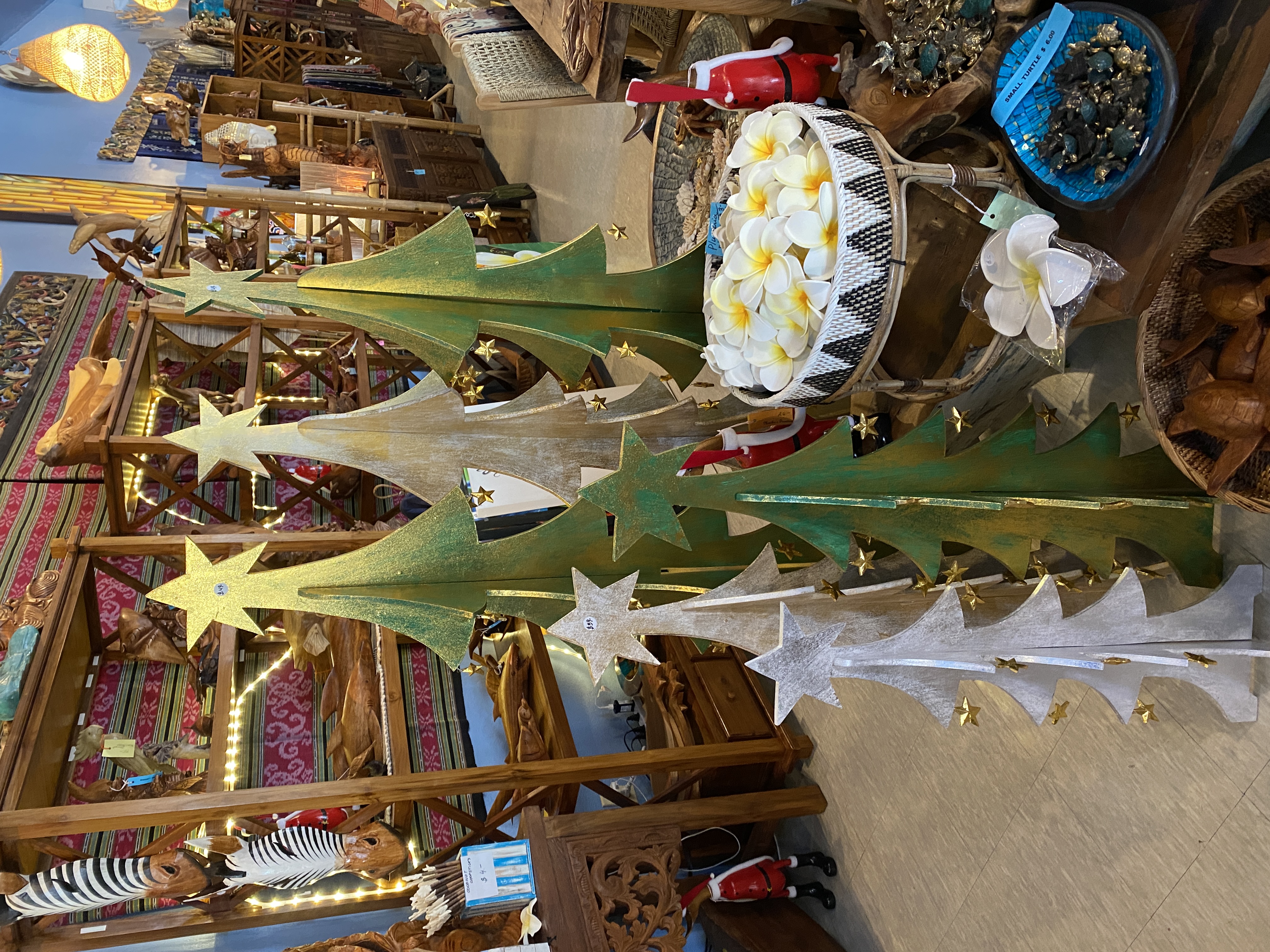 These Christmas decorations would look great in your home.