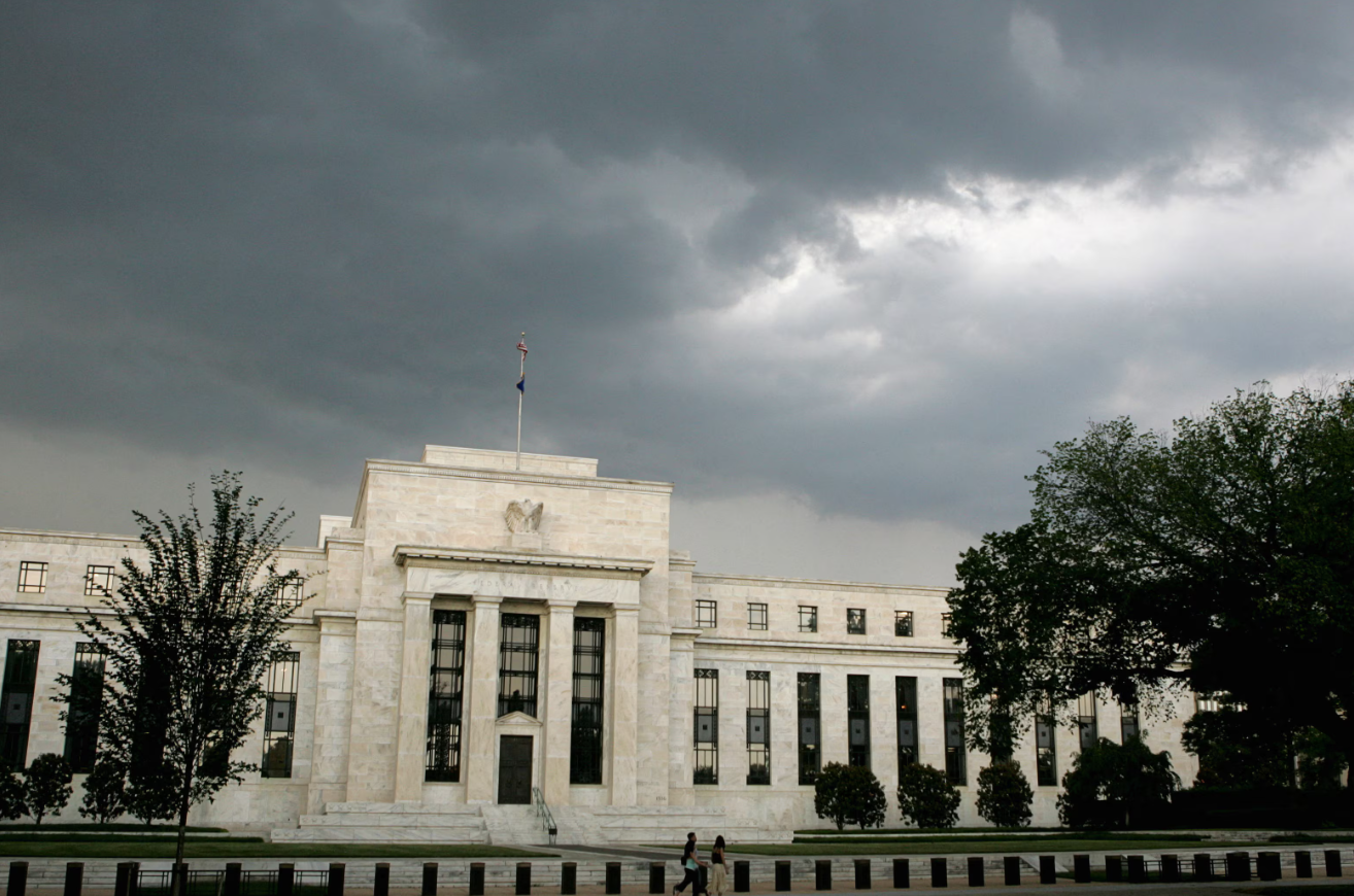 Early summer storm clouds gather over the U.S. Federal Reserve Building before an evening thunderstorm in Washington, June 9, 2006.REUTERS